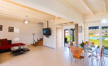 Haus in Kolympia mit Parkplatz und Bergblick 2