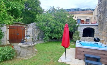 Geräumige Villa mit drei Schlafzimmern und einem ruhigen Garten 2