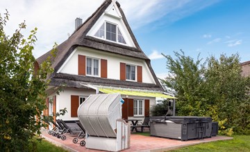 mit Garten und Whirlpool 2