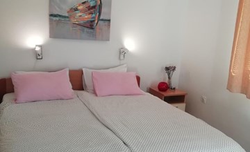 Ivana mitten im Blumengarten 3