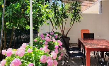 Karmen auf zwei Ebenen mit Garten 3