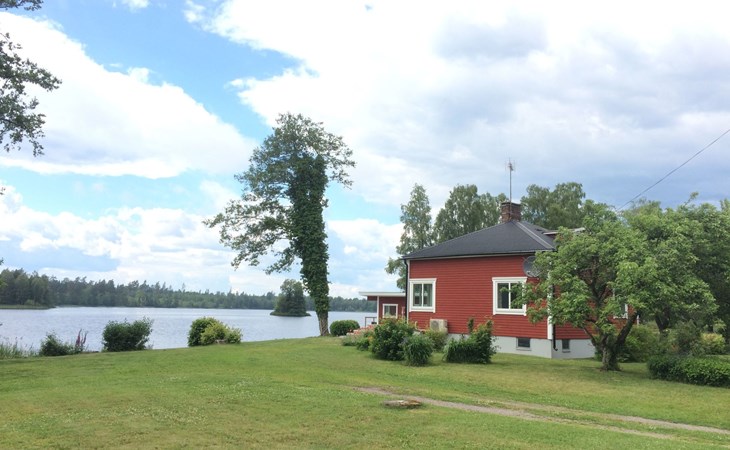 mit Garten und Holzterrasse am See 1