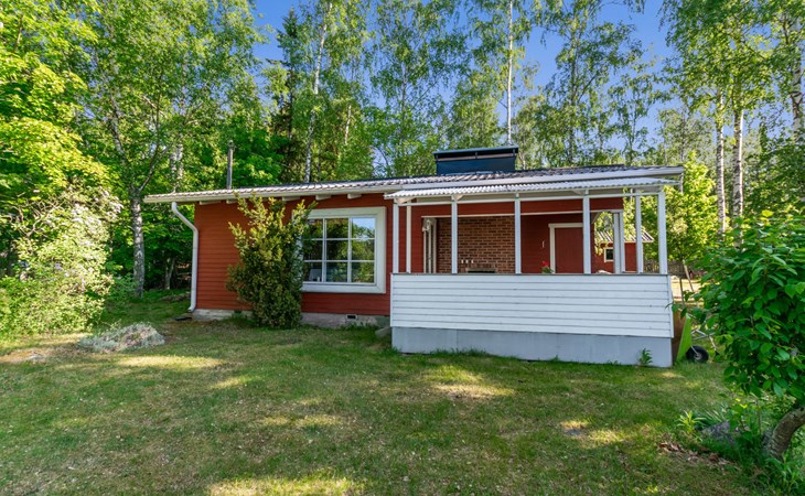 Lampaluoto's red hut 1