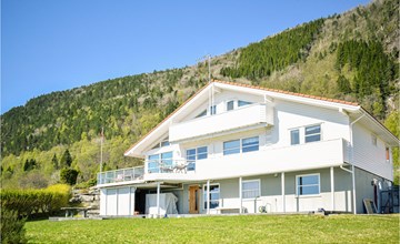 5 bedroom beach front home in Lavik 2