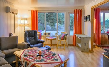 Cozy home in Harøy with house sea view 3
