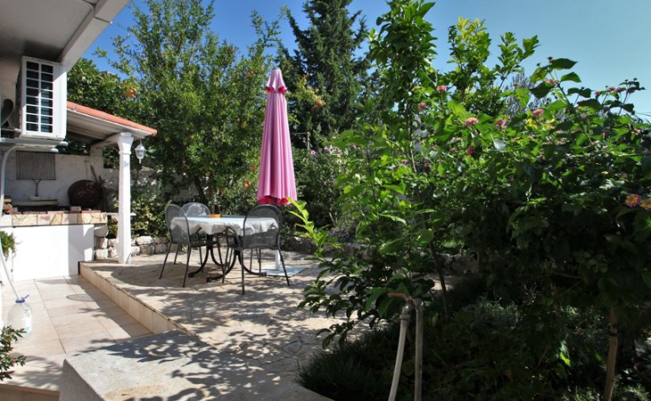 Ivana mitten im Blumengarten 1