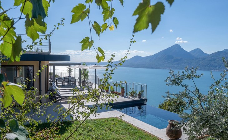 Alleinstehende Villa mit Pool und Traumaussicht 1