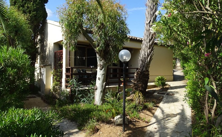 Schöner zentraler Bungalow direkt am Sandstrand auf Sizilien 1