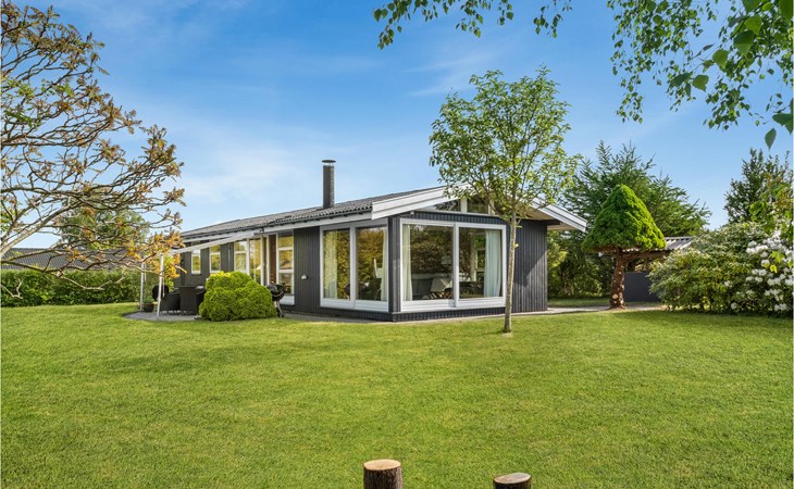 Beautiful home in Dronningmølle 1