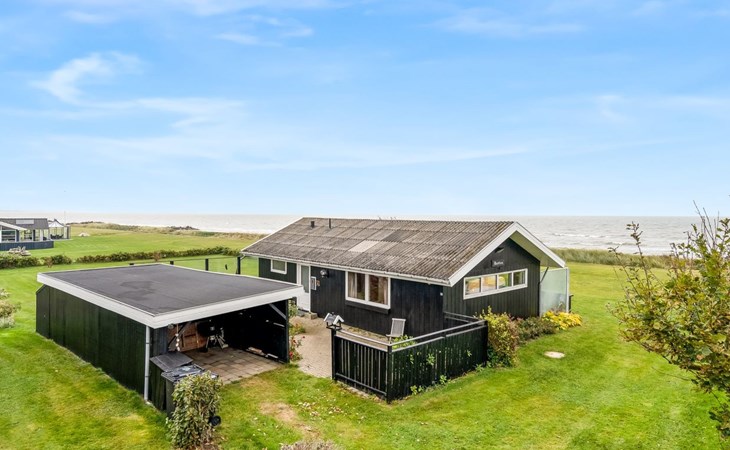 "Snioulf" - 10m from the sea 1