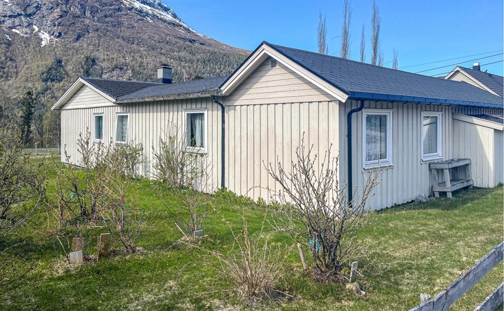 Gorgeous apartment in Eresfjord 1