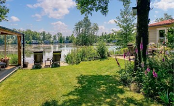 Cozy home in Oosterwolde with house sea view 2