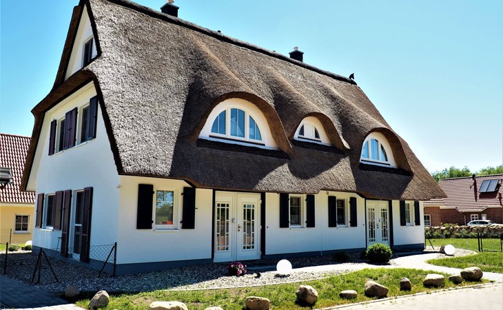 Traumhafte Reetdach-Doppelhaushälfte mit Garten 1