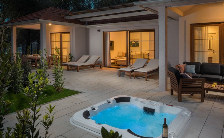 Luxury Bay Villa with private hot tub 1