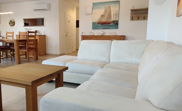 Erdgeschoss-Ferienwohnung mit Garten und Pool 3