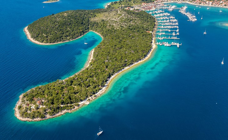 Großes, strandnahes Ferienhaus in Podglavica 1