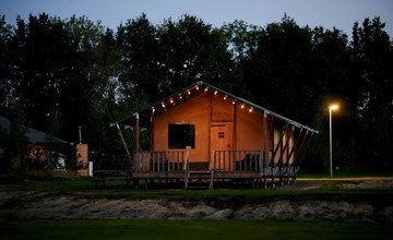 Luxus Safarizelt am Wasser für 6 Personen 2