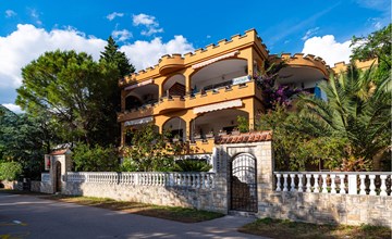 Beach front apartment in Rovanjska 2