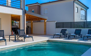 4 Schlafzimmer, 3 Badezimmer, Küche, Wohnzimmer, privater Pool, Grill 3