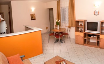 Modern eingerichtete Ferienwohnung orange 2