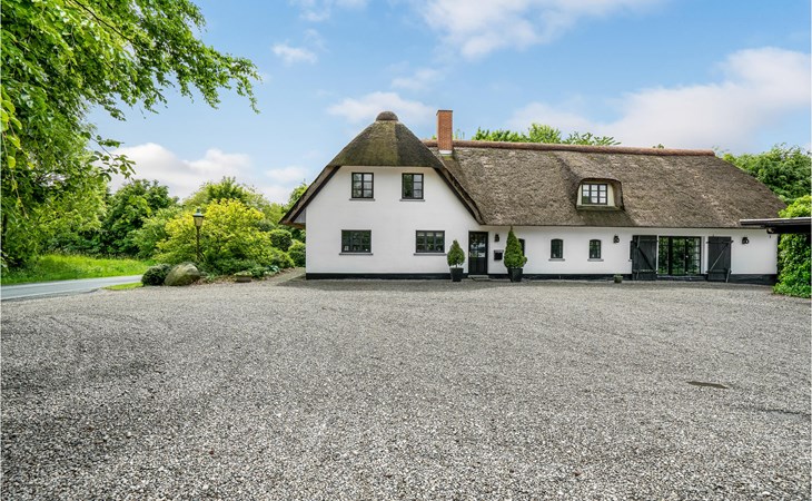 Nice home in Sjølund with kitchen 1