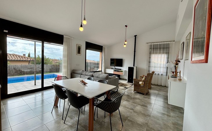 Lichtdurchflutete Ferienvilla mit Pool 1