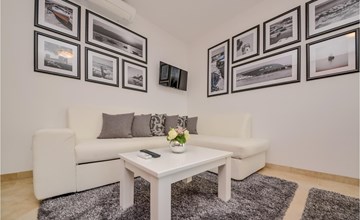 7 bedroom cozy home in Vir 2