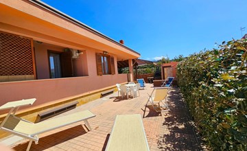 Helle mediterrane Villa mit Veranda und Garten 2