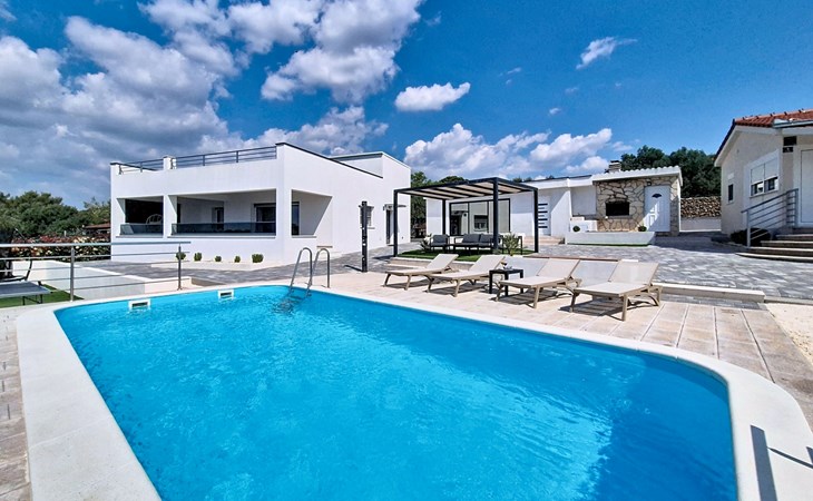 Luxuriöses Ferienhaus 'Ria' mit Privatpool 1