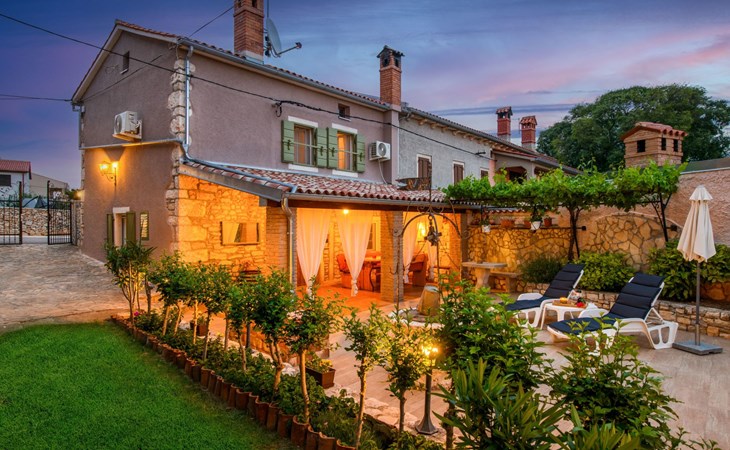 mit Garten, Terrasse und Grill 1