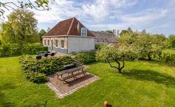 Uniek overnachten in 16e-eeuwse 'Boerderij Molenhof' met riante tuin | Stationsweg 5 | Heinkenszand  2