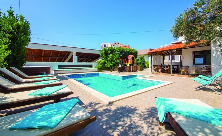 Gezellig huis in Okrug Gornji met sauna 1