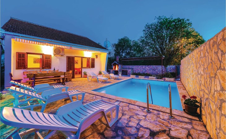 Cozy home in Primorski Dolac with WiFi 1