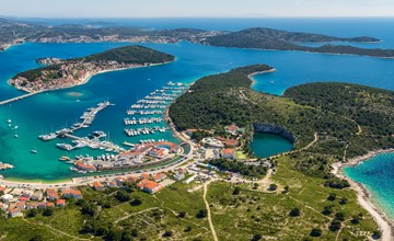 Großes, strandnahes Ferienhaus in Podglavica 2
