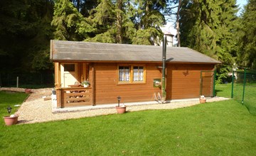 Holz-Blockhaus für vier Personen mit Terrasse 2