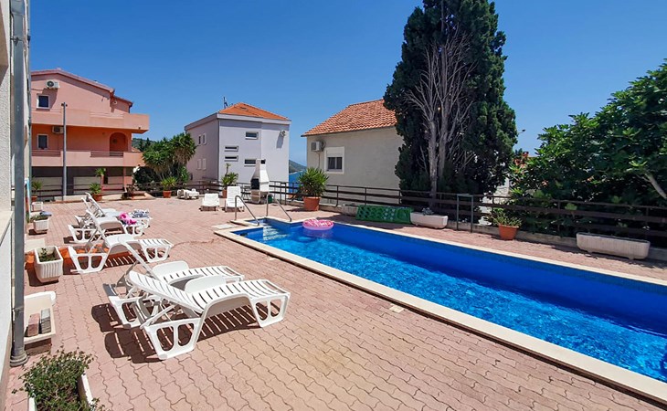 Pet friendly apartment in Okrug Gornji 1