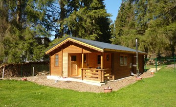 Holz-Blockhaus für vier Personen mit Terrasse 3