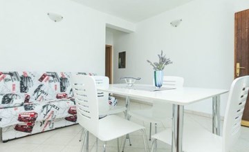 in Dvornica mit Gepflegtem Garten 2