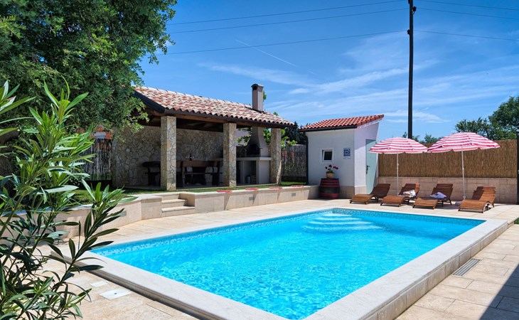 Haus Daniela mit überdachter Terrasse und Pool 1