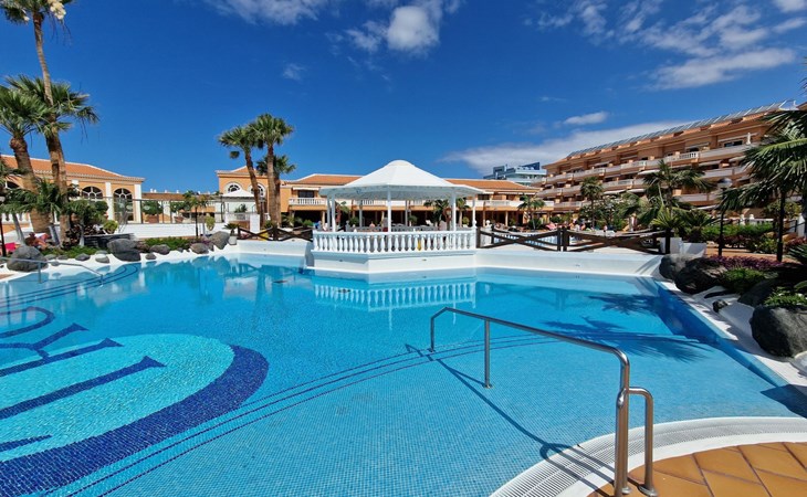 Moderne Wohnung mit Meerblick und Pool 1