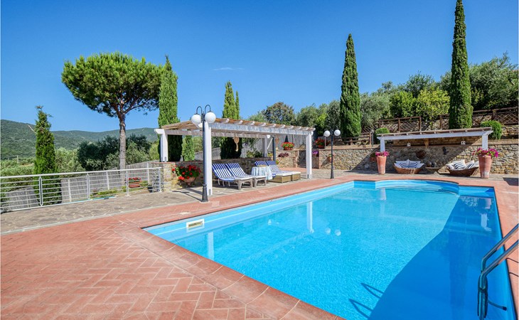 Awesome home in Castiglione della Pesc 1