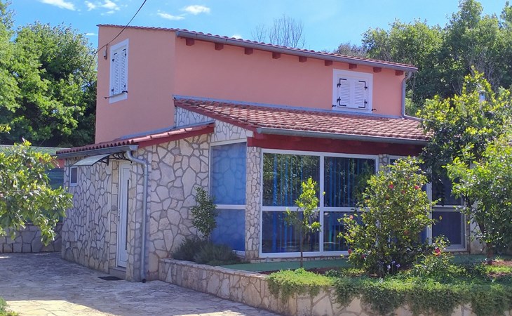 Komfortables Ferienhaus in Sisan 1