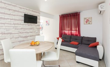 2 bedroom pet friendly home in Sukosan 3