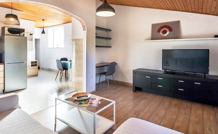 "Gortan" mit Blick auf das Wasser 1