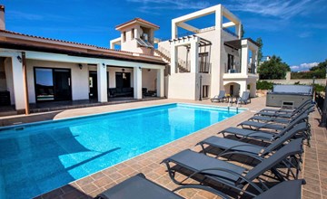 Villa mit Blick auf die Berge und Whirlpool 3