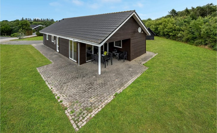 Beautiful home in Hemmet with kitchen 1