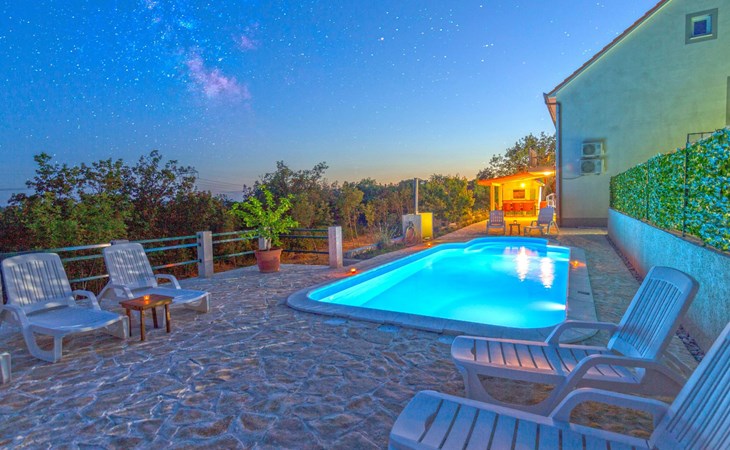 in Opanci mit beheiztem Pool, Parkplatz 1