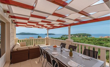 6 bedroom pet friendly home in Blato 2
