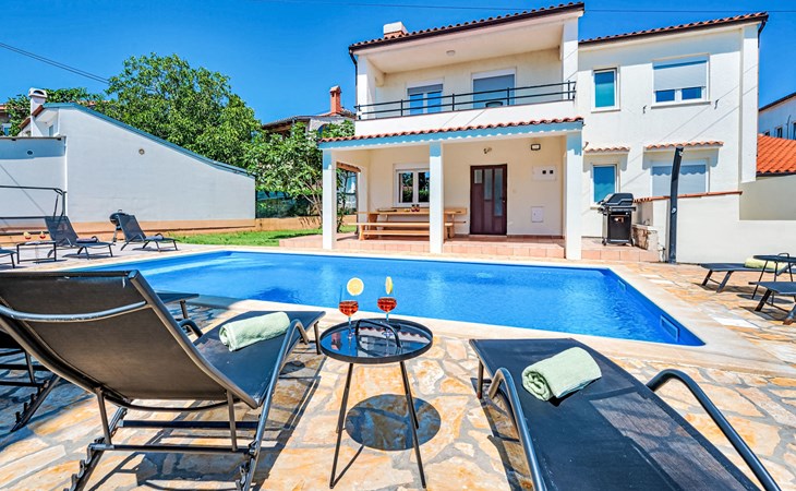 Villa mit Garten, Grill und Terrasse 1