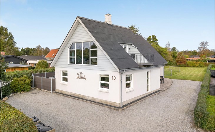 5 bedroom nice home in Hadsund 1